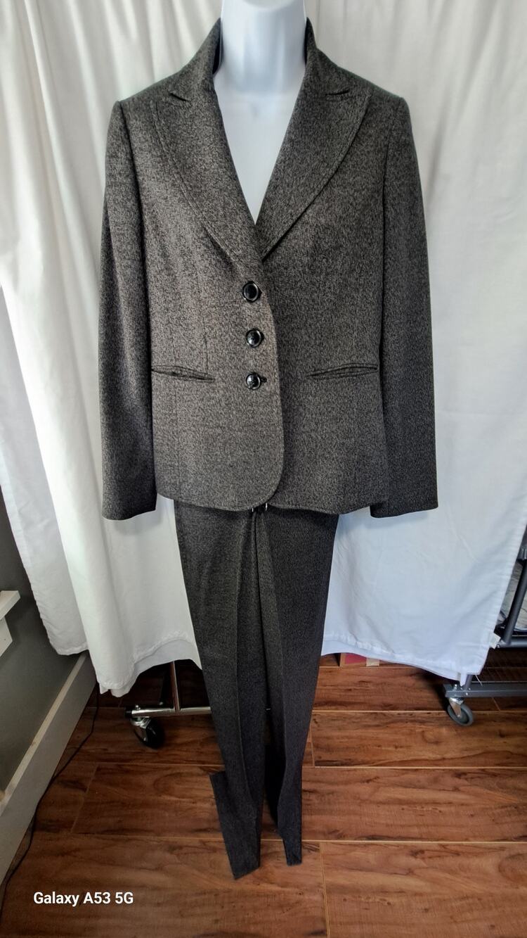 Kasper Grey Pant Suit "Worn Once" 8 Petit essentials Sportwear Like New Cond